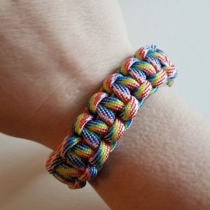 Paracord bracelet white rainbow blue clip